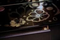 Зеркальные цветы на гостиной, горизонтальная полка